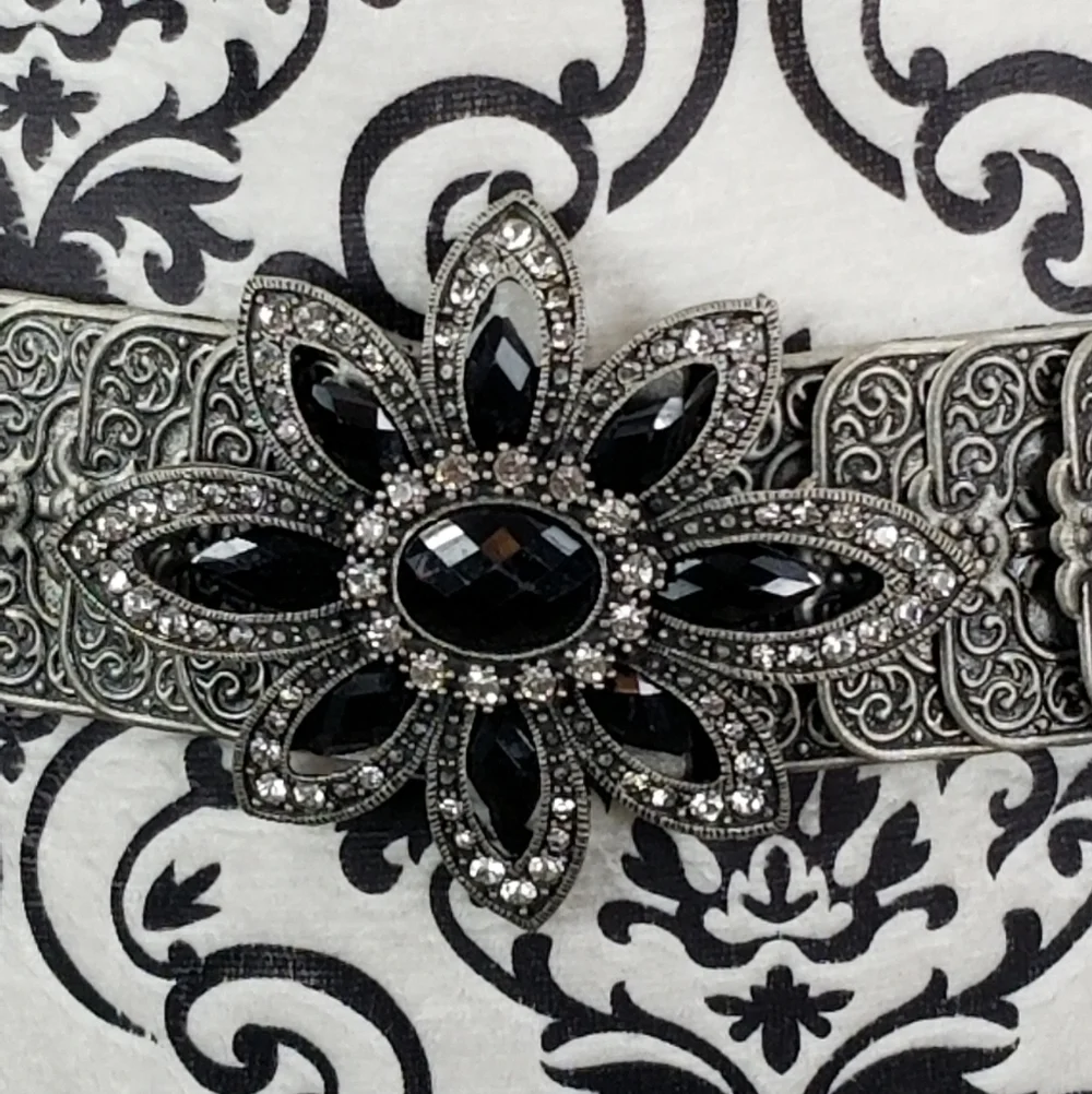 Beautiful Metal stretch jeweled belt hook Closure